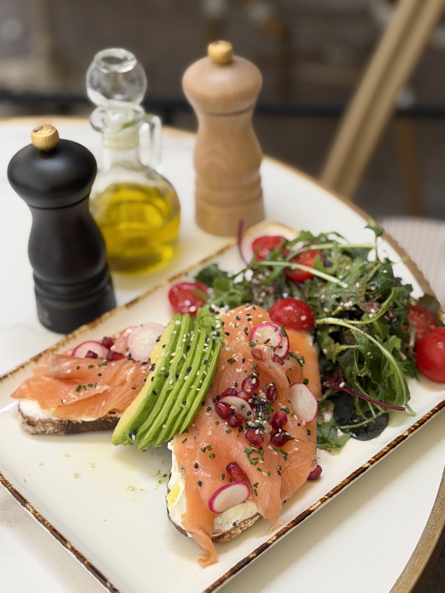 Déjeuner à Cannes : focaccias, burratas et salades fraîches du Yuzu